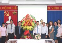 Bí thư Tỉnh ủy Nguyễn Khắc Định thăm, chúc mừng các đơn vị y tế
