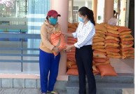 Tặng 3,65 tấn gạo cho người dân xã Vĩnh Lương (TP. Nha Trang)