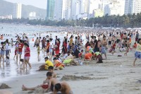 Bãi biển Nha Trang đông nghịt người ngày nghỉ lễ