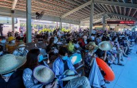 Hàng nghìn du khách chen chân chờ đi tour biển đảo Nha Trang