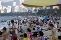 Bất chấp khuyến cáo, hàng nghìn người chen chúc ở bãi biển Nha Trang