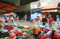 Phát phiếu cho người dân đi chợ Dinh Ninh Hòa