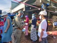 Nha Trang ngày đầu kiểm soát người dân đi chợ bằng phiếu