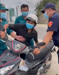 Nam công nhân ở Nha Trang bị giữ xe, thu giấy tờ vì đi mua bánh mì
