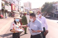 Hội Cựu chiến binh tỉnh Khánh Hòa tặng quà cho 20 chốt kiểm soát phòng, chống dịch Covid-19