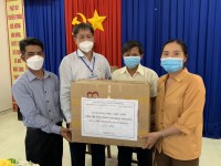 Tặng 450 bộ đồng phục cho học sinh xã Ba Cụm Nam