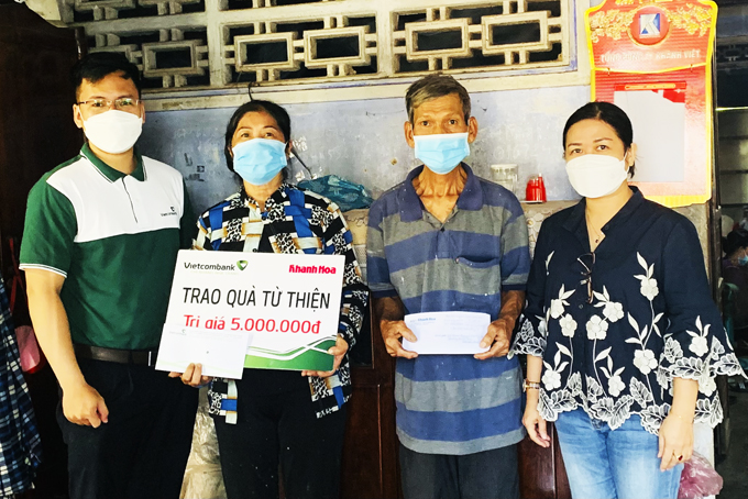Đại diện Báo Khánh Hòa và Vietcombank Nha Trang trao tiền ủng hộ cho gia đình cháu Nam.