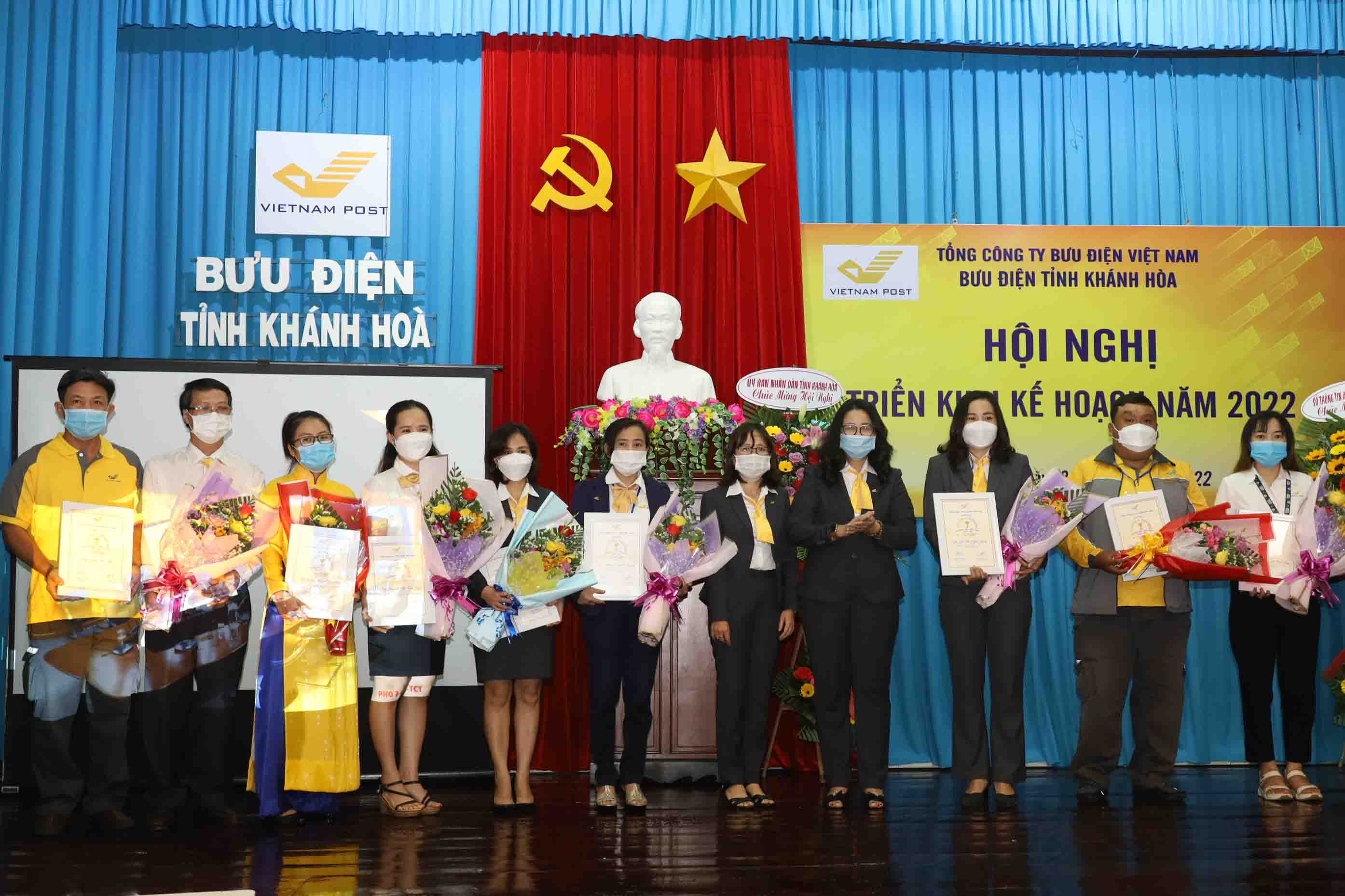 Lãnh đạo Bưu điện tỉnh Khánh Hòa trao phần thưởng cho các gương mặt tiêu biểu xuất sắc. 