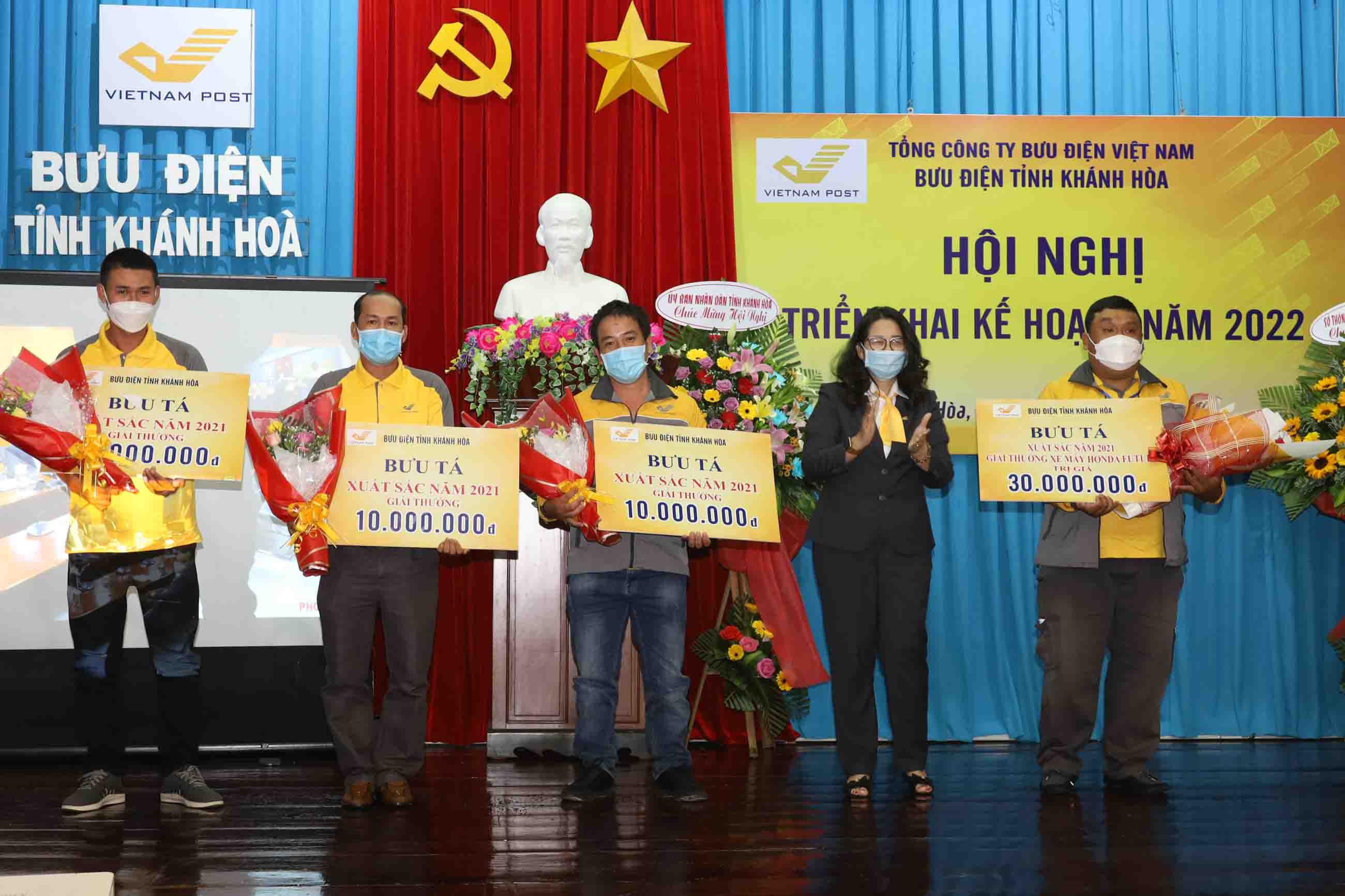Lãnh đạo Bưu điện tỉnh Khánh Hòa trao phần thưởng cho các bưu tá xuấ sắc. 