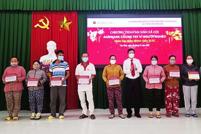 Lãnh đạo Agribank Chi nhánh huyện Vạn Ninh tặng quà Tết cho các hộ dân.