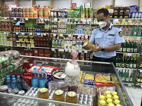 Lực lượng quản lý thị trường kiểm tra hàng hóa Tết tại một cơ sở kinh doanh trên địa bàn Nha Trang