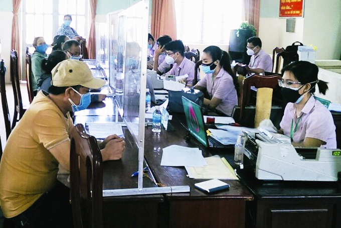 án bộ tín dụng Phòng Giao dịch Ngân hàng Chính sách xã hội thị xã Ninh Hòa  giao dịch tại xã Ninh Bình.