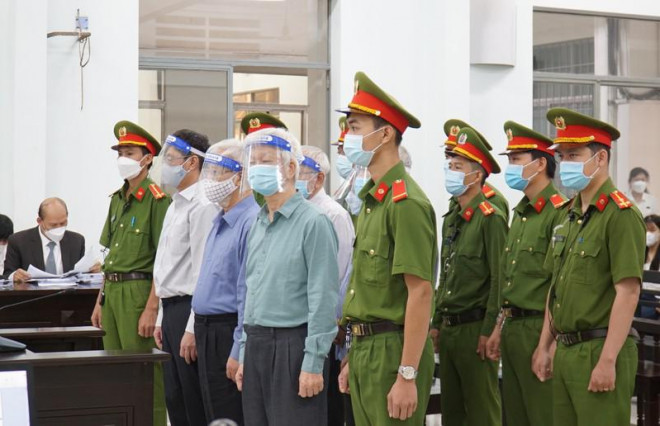 2 cựu chủ tịch Khánh Hòa bị đề nghị từ 5 đến 7 năm tù - 5