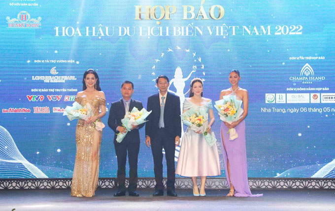 Ông Đinh Văn Thiệu - Phó Chủ tịch UBND tỉnh tặng hoa chúc mừng cho Ban tổ chức Cuộc thi Hoa hậu Du lịch Biển Việt Nam 2022.