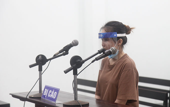 Bị cáo Nguyễn Thị Huyền tại tòa.
