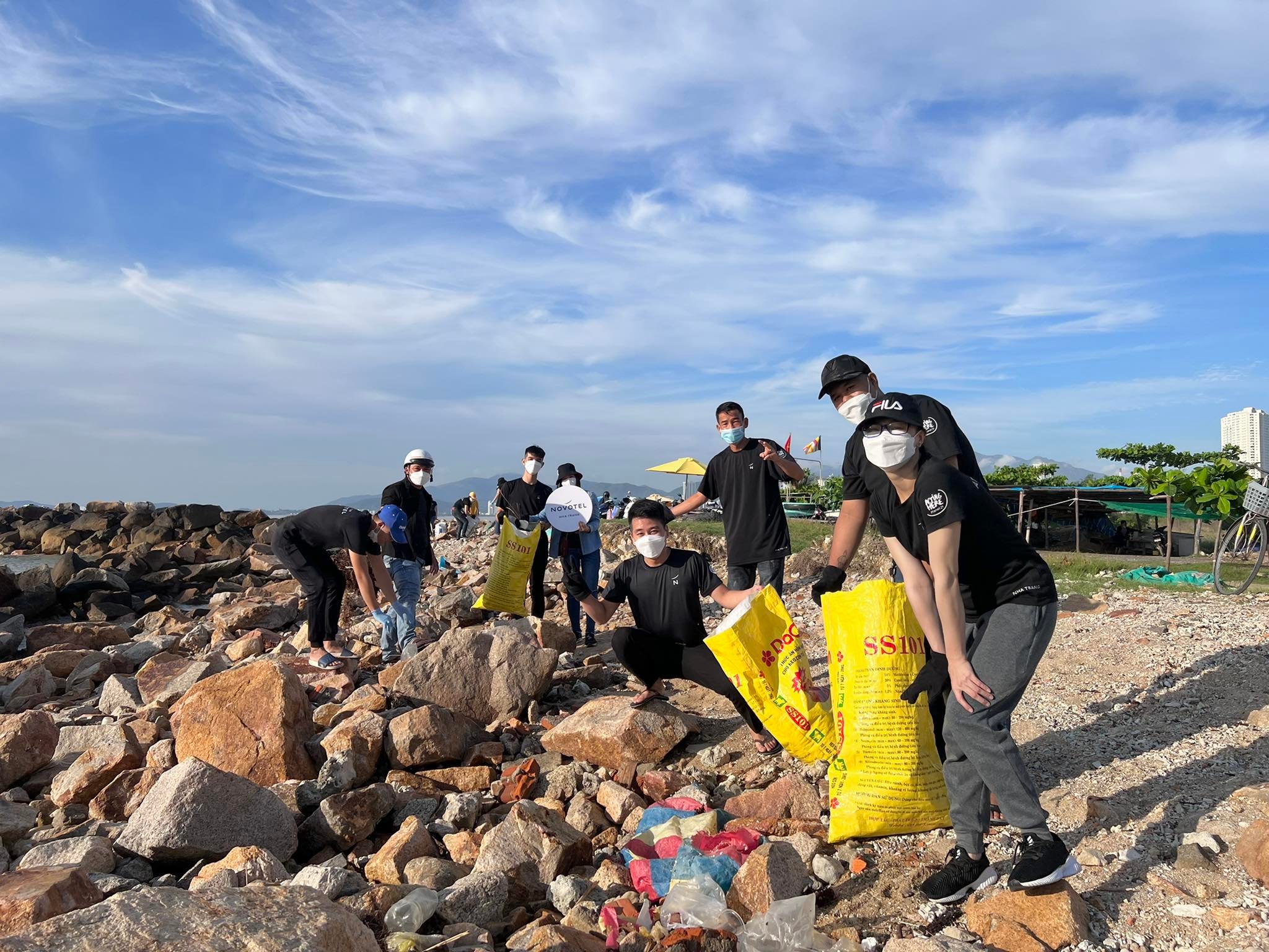 Nhân viên khách sạn Novotel Nha Trang nhặt rác tại bãi biển Nha Trang