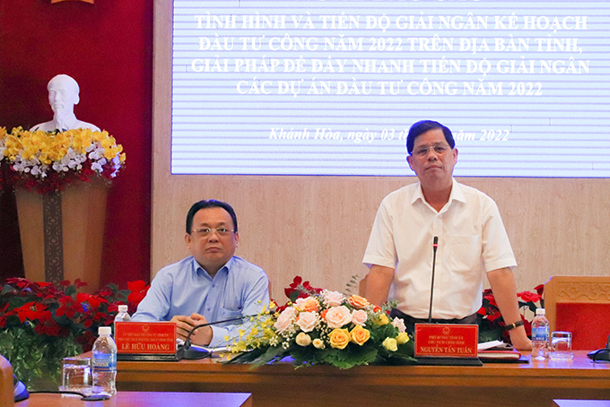 Ông Nguyễn Tấn Tuân kết luận hội nghị.