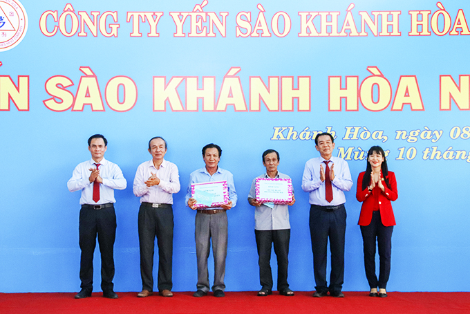  Lãnh đạo công ty tặng quà lưu niệm cho đại diện Chi tộc họ Lê  phường Vĩnh Nguyên và phường Phước Hải.