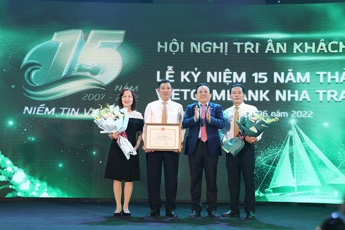 Ông Lê Hữu Hoàng tặng bằng khen của UBND tỉnh cho lãnh đạo Vietcombank Nha Trang. 