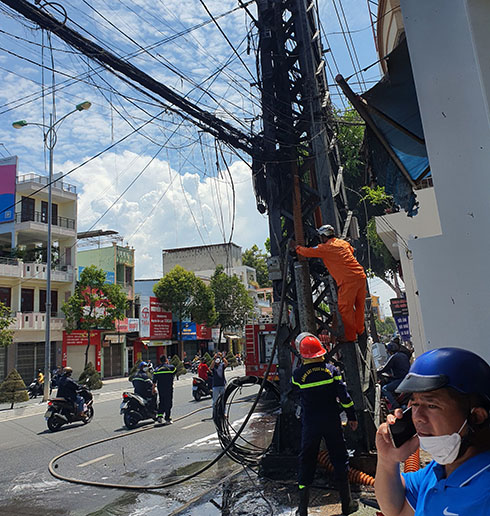 Nhân viên điện lực tiến hành khắc phục lưới điện 