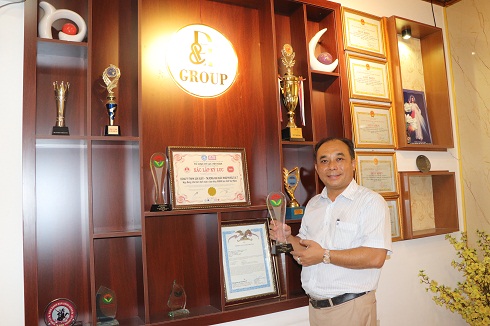 Ông Nguyễn Quang Duy - Tổng Giám đốc DT Group và các giải thưởng, chứng nhận về chất lượng của sản phẩm rong nho, yến sào DTNEST .