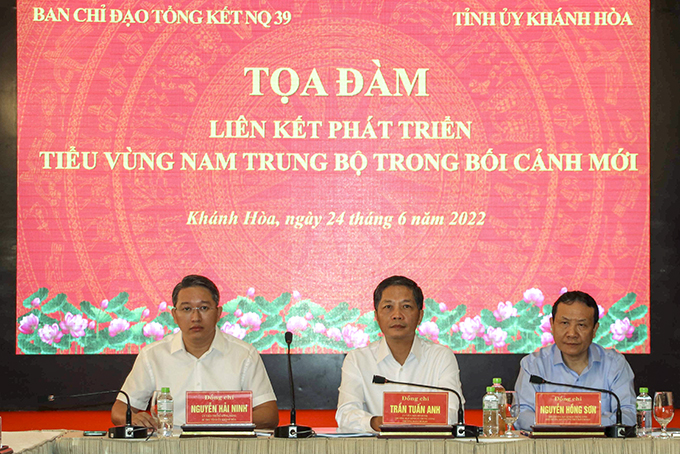 Các ông: Trần Tuấn Anh, Nguyễn Hải Ninh, Nguyễn Hồng Sơn cùng chủ trì tọa đàm.