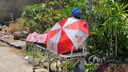 Nạn nhân quê ở thị xã Ninh Hòa tử vong tại hiện trường, được đưa ra khỏi đống đổ nát
