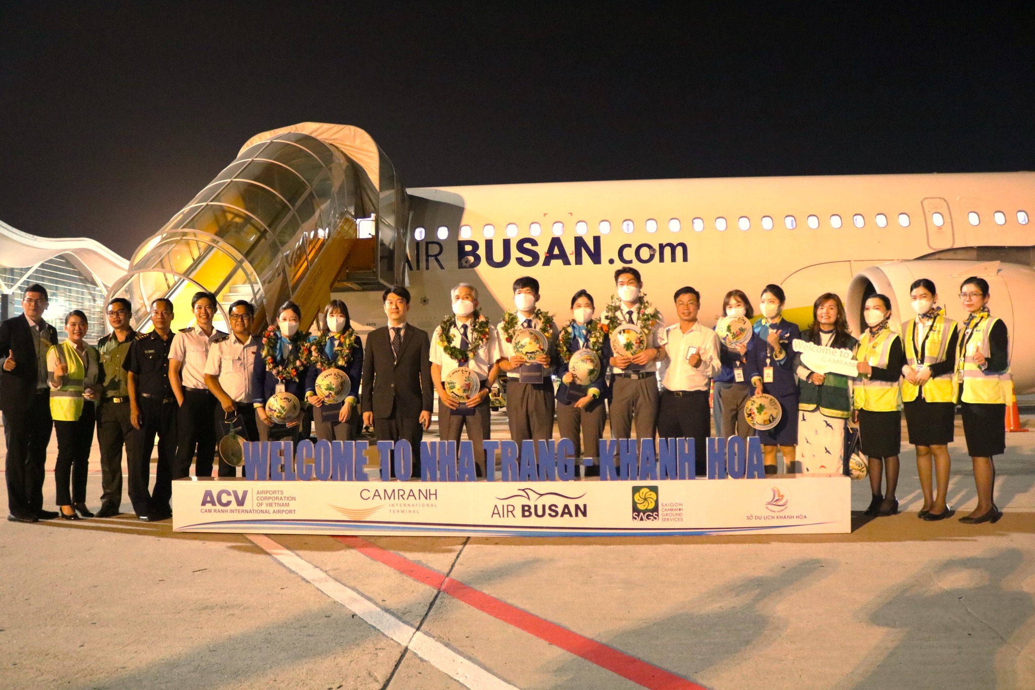 Phi hành đoàn của Air Busan chụp ảnh lưu niệm đánh dấu chuyến bay trở lại Khánh Hòa sau hơn 2 năm gián đoạn vì dịch Covid-19