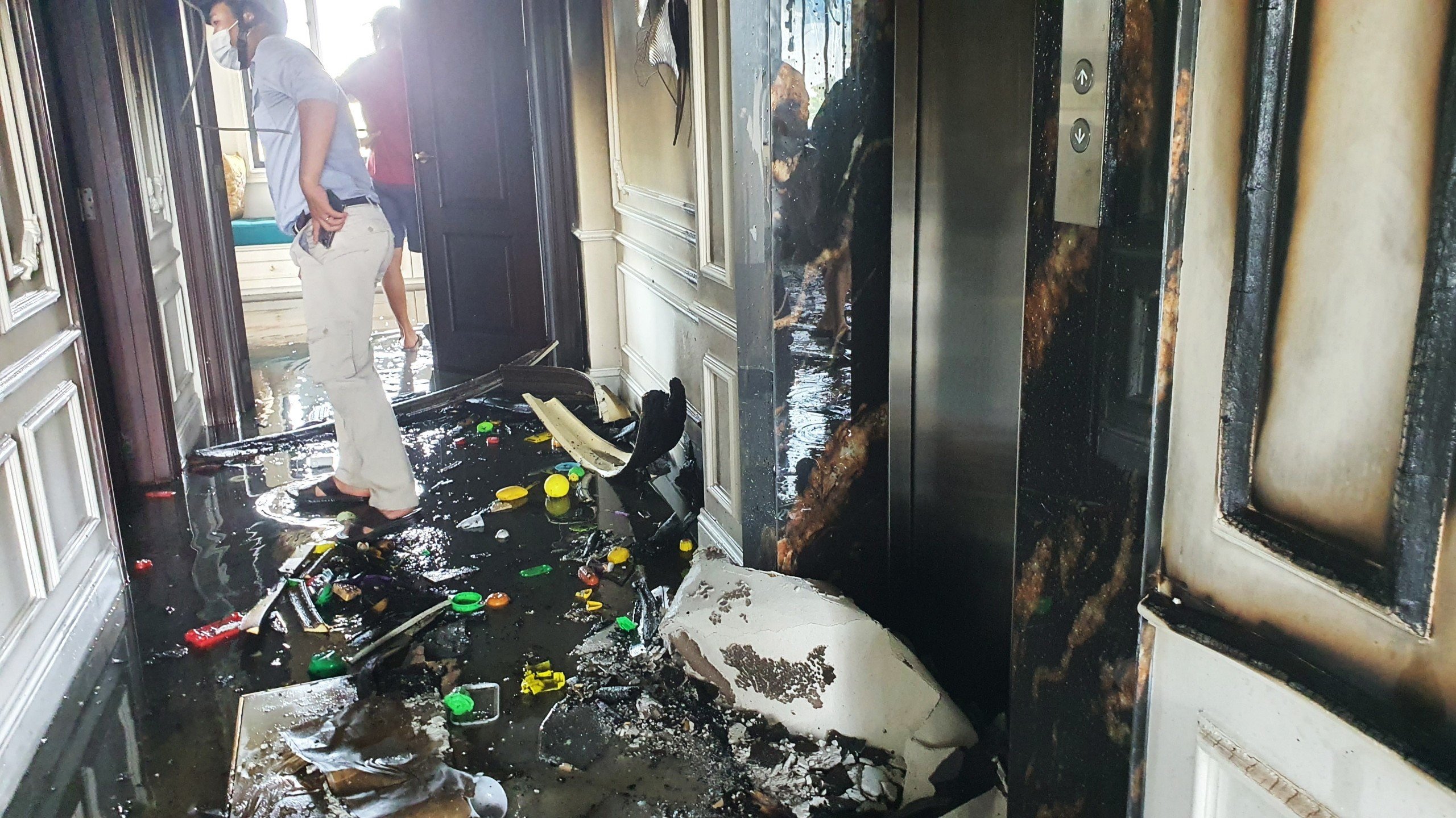 Hỏa hoạn tại căn biệt thự, nghi thang máy gặp sự cố về điện